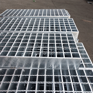 镀锌钢格栅板通常由碳钢制成，热镀锌后可防止氧化。产品主要应用