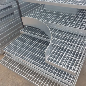 镀锌钢格栅板通常由碳钢制成，热镀锌后可防止氧化。产品主要应用
